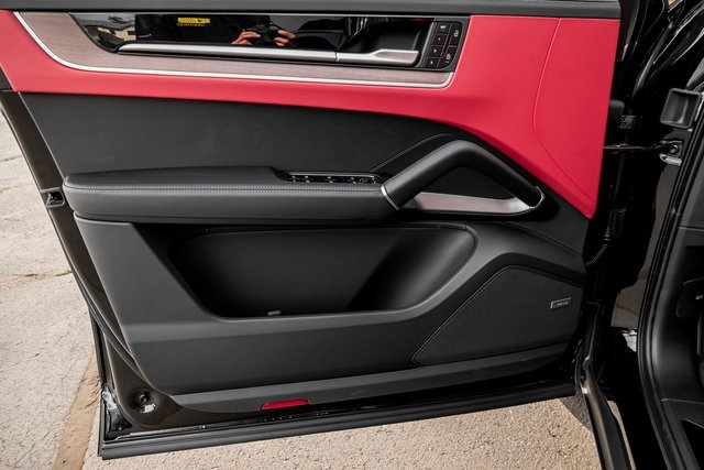 2025 Porsche Cayenne Coupe photo 10