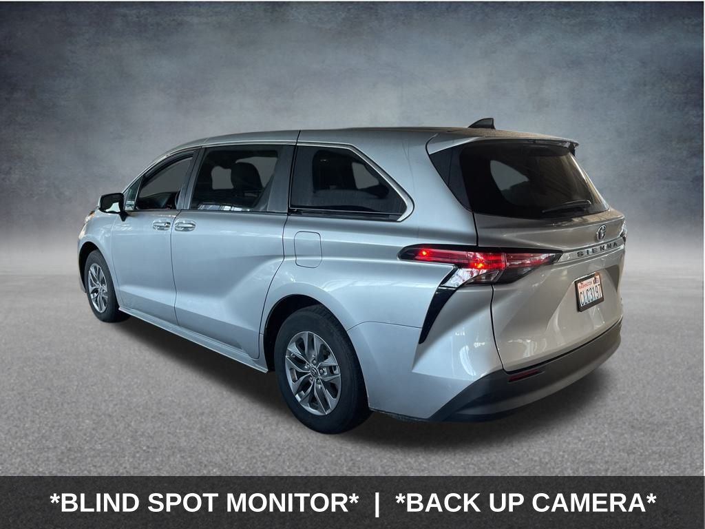 2022 Toyota Sienna LE photo 3