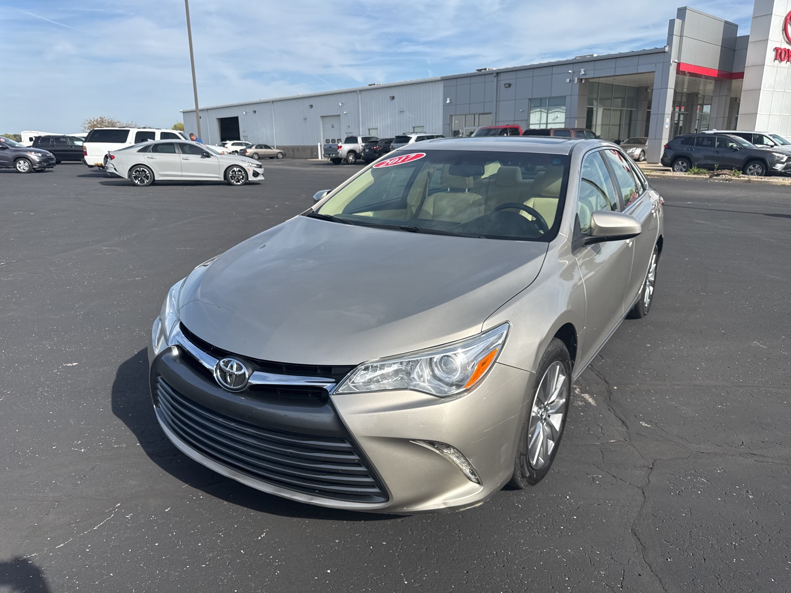 2017 Toyota Camry XLE photo 3