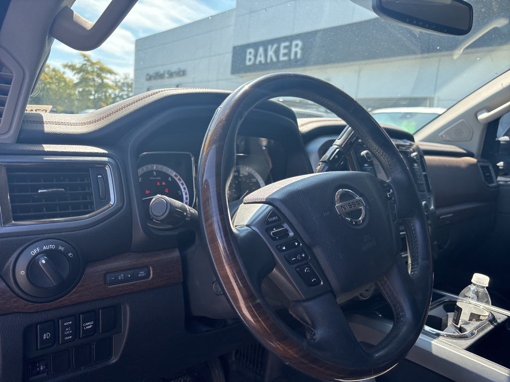 2016 Nissan Titan Crew Cab Platinum Reserve photo 11