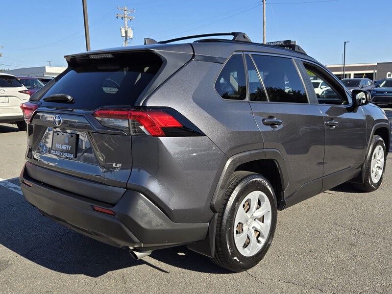 2019 Toyota RAV4 LE photo 3