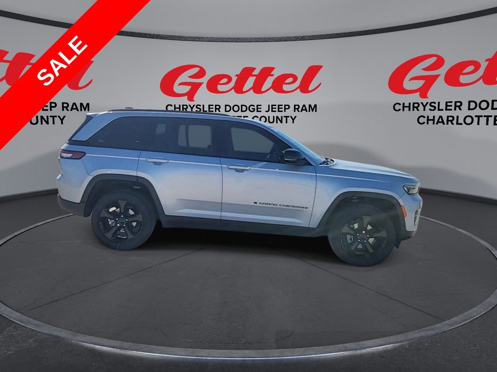 2025 Jeep Grand Cherokee Laredo Altitude photo 9