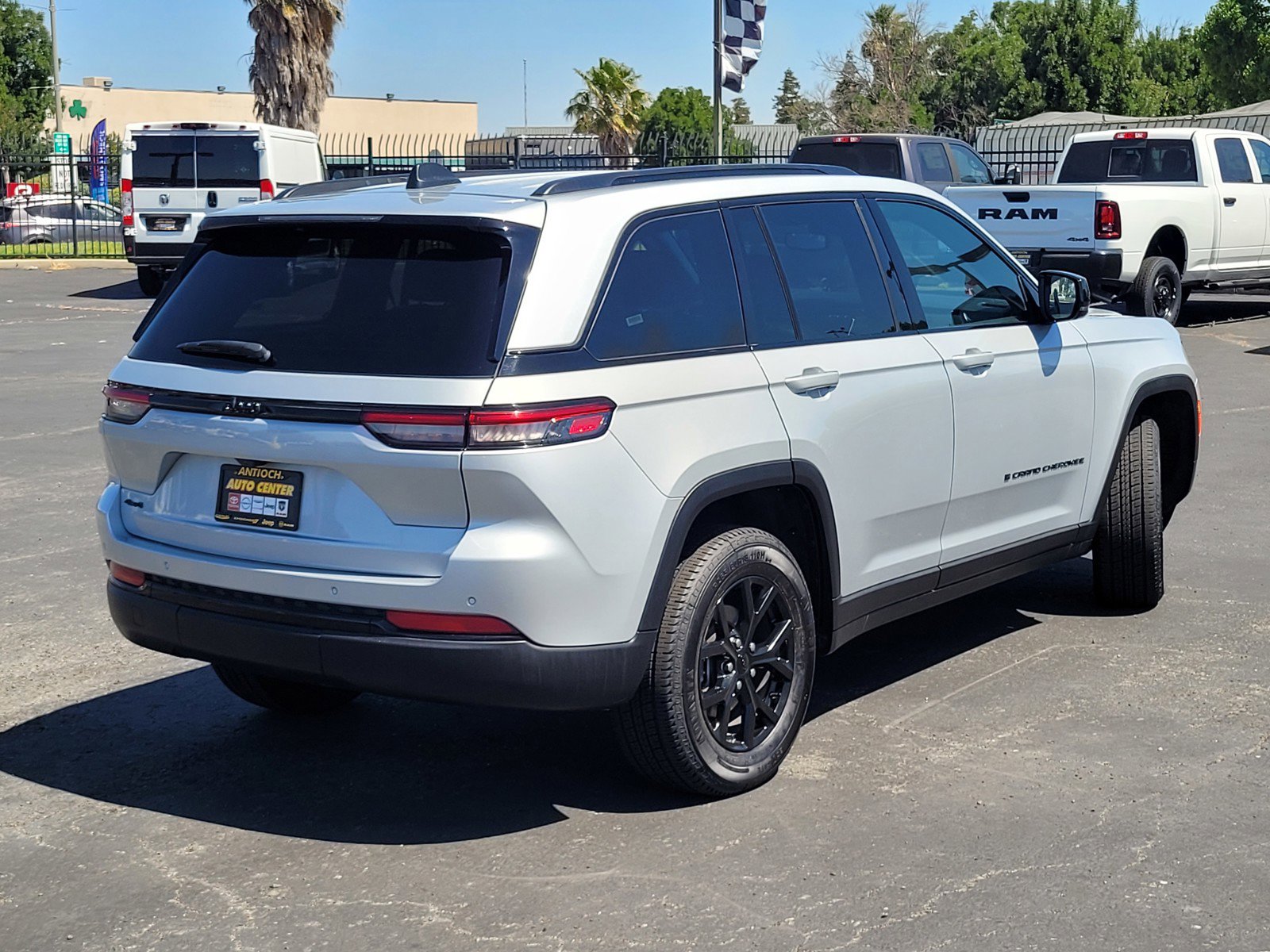 2024 Jeep Grand Cherokee Altitude photo 4