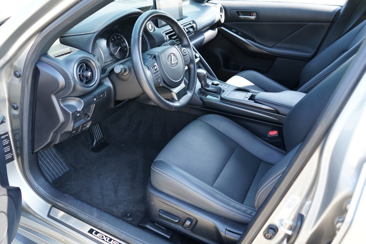 2023 Lexus IS 300 photo 13