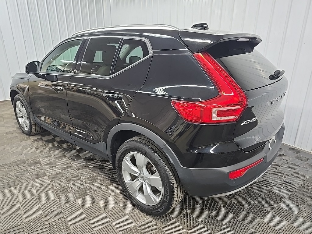 2022 Volvo XC40 Momentum photo 9