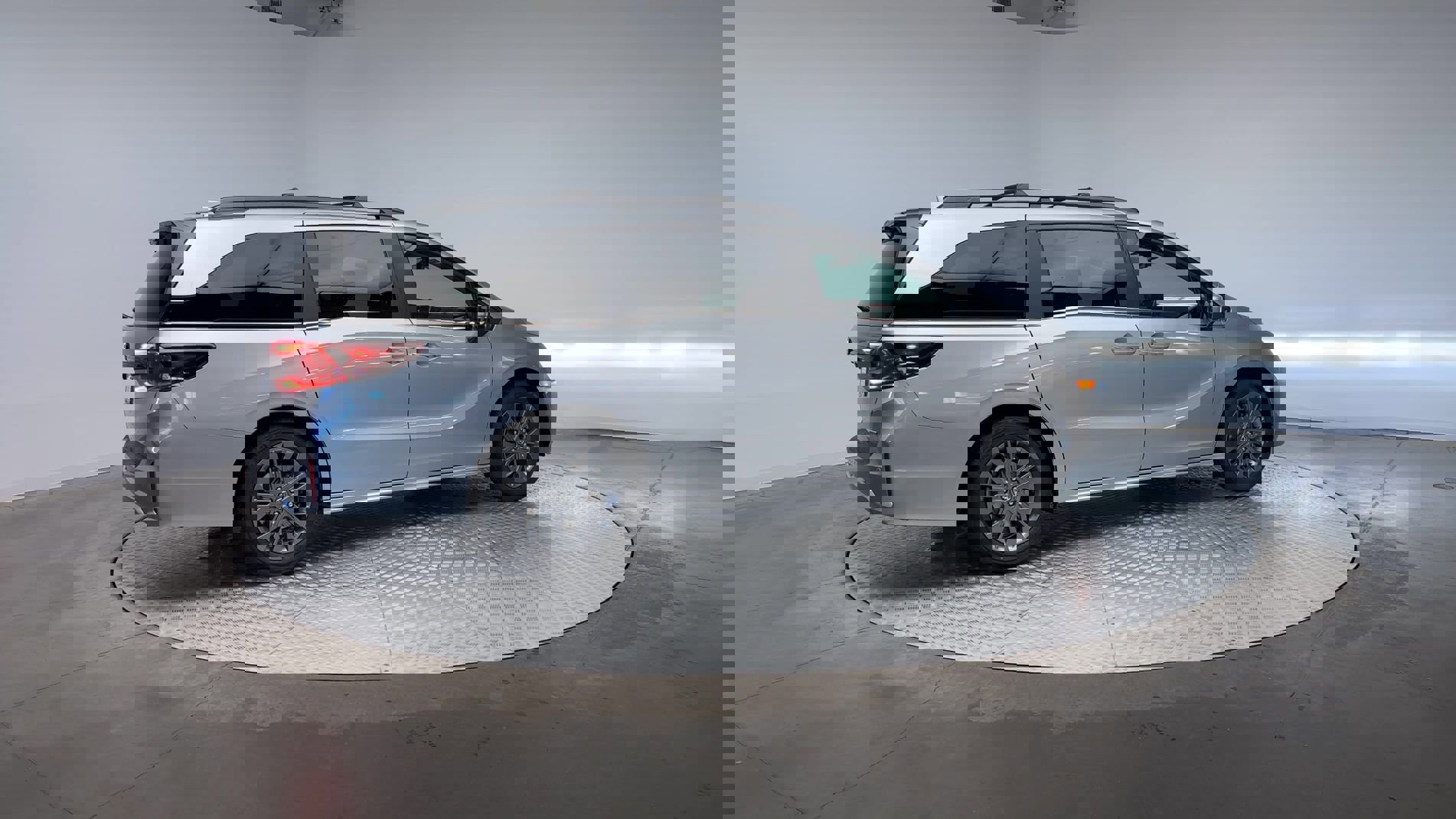 2026 Honda Odyssey Touring photo 3