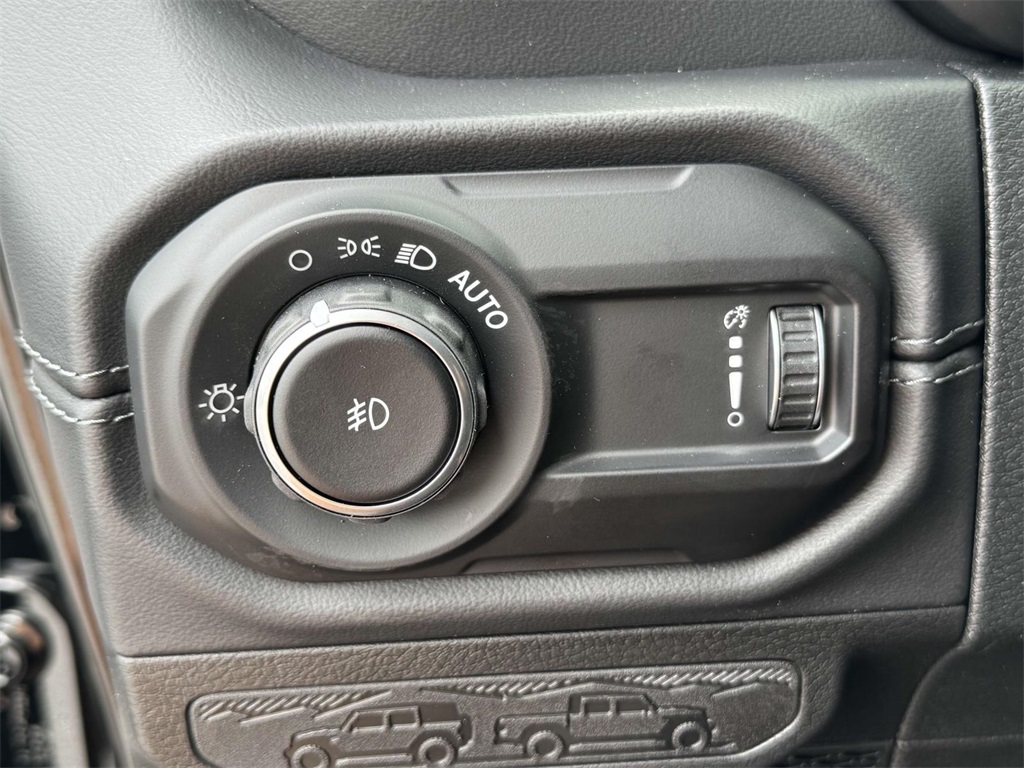 2025 Jeep Wrangler Sahara photo 27