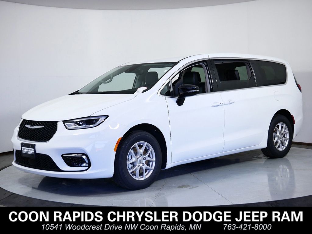 2024 Chrysler Pacifica Touring L's photo