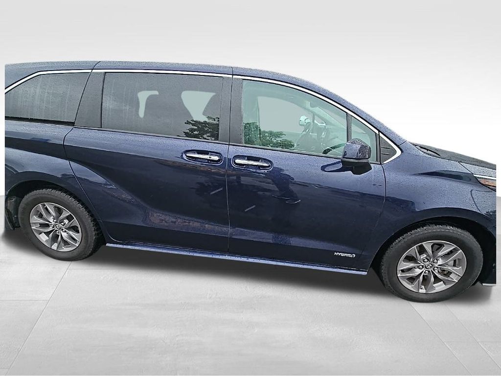 2021 Toyota Sienna XLE photo 4