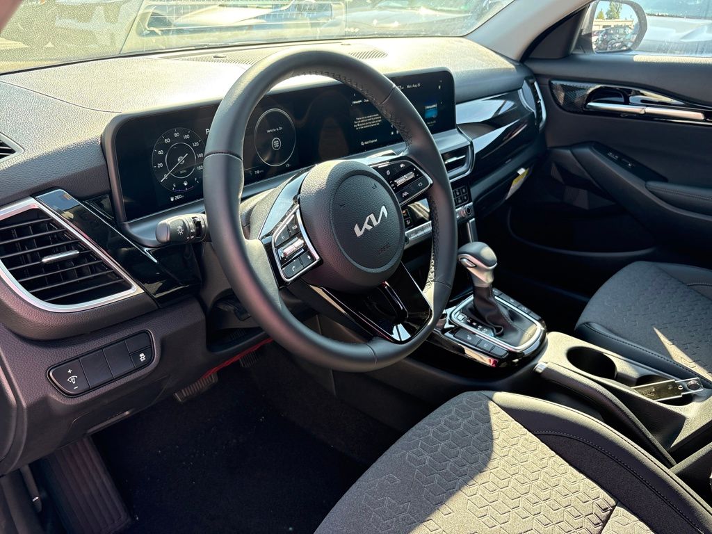 2025 Kia Seltos X-Line photo 9