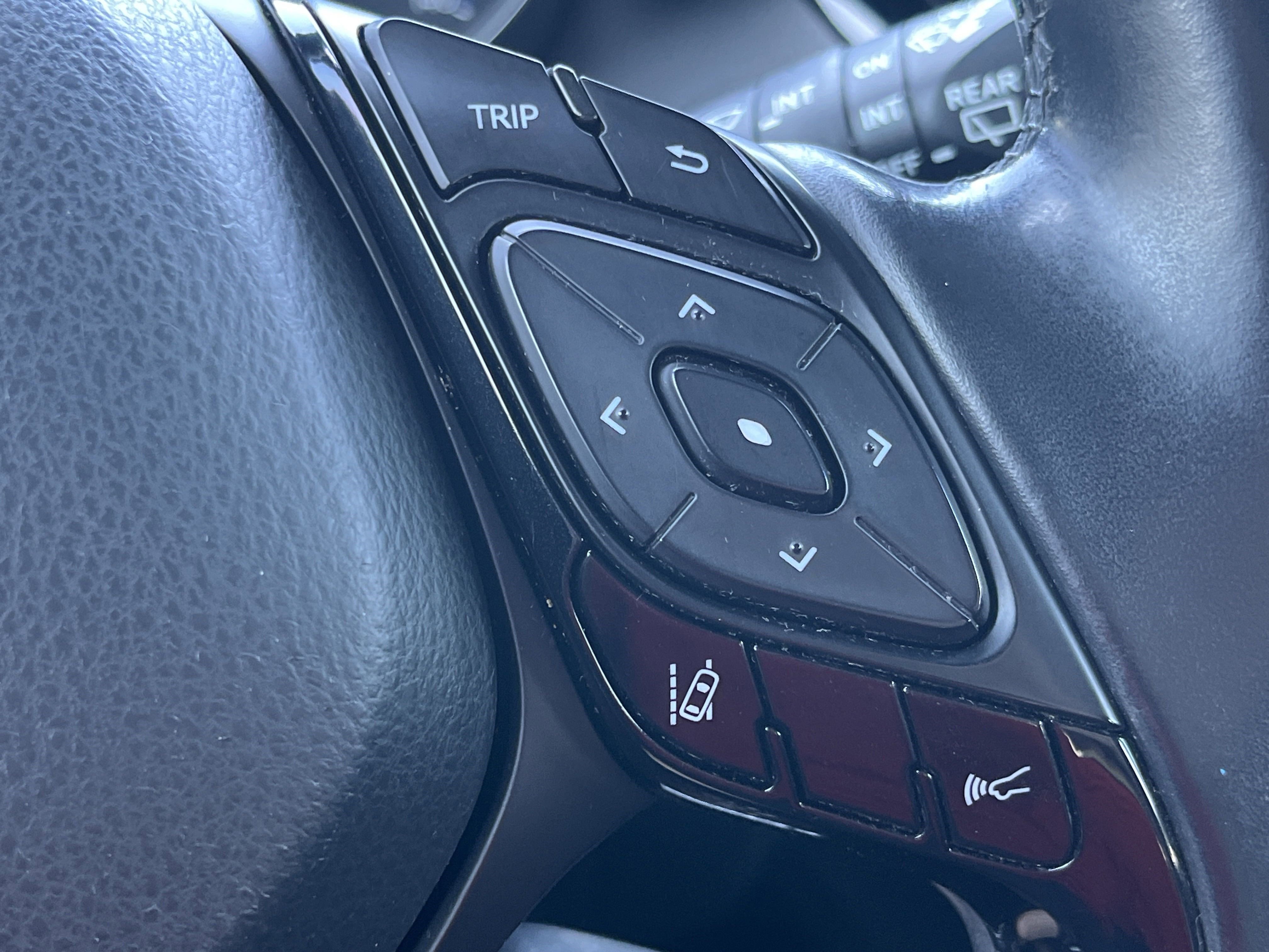 2018 Toyota C-HR XLE Premium photo 10