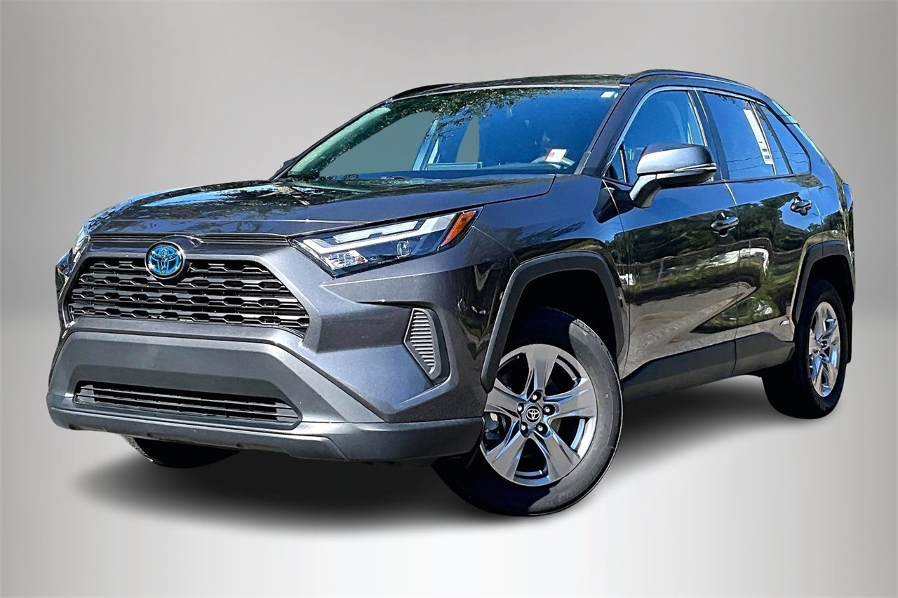 2024 Toyota RAV4 XLE's photo
