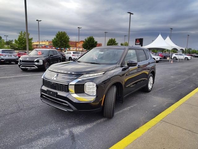 2025 Mitsubishi Outlander ES photo 3
