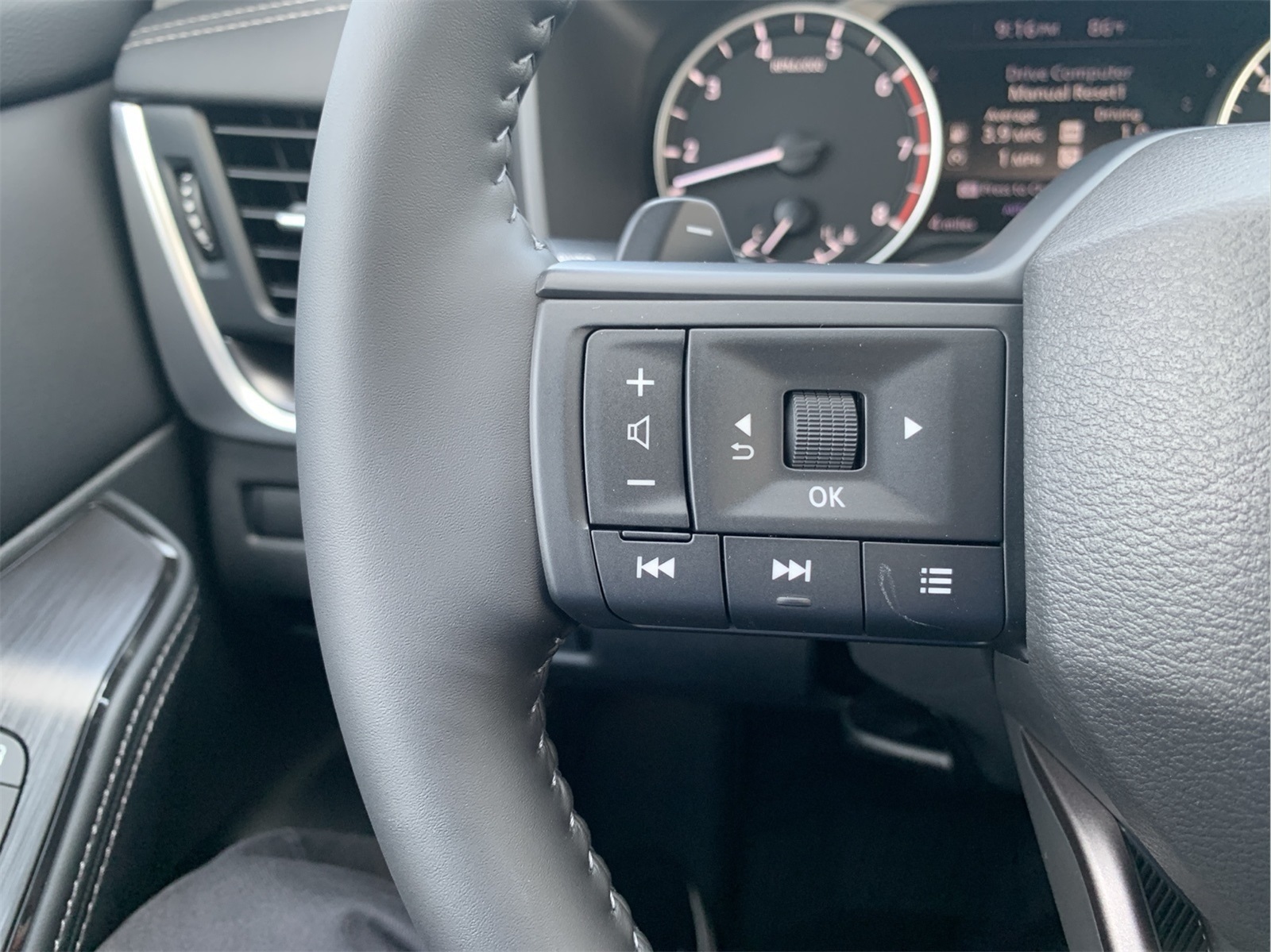 2026 Nissan Rogue SV photo 15
