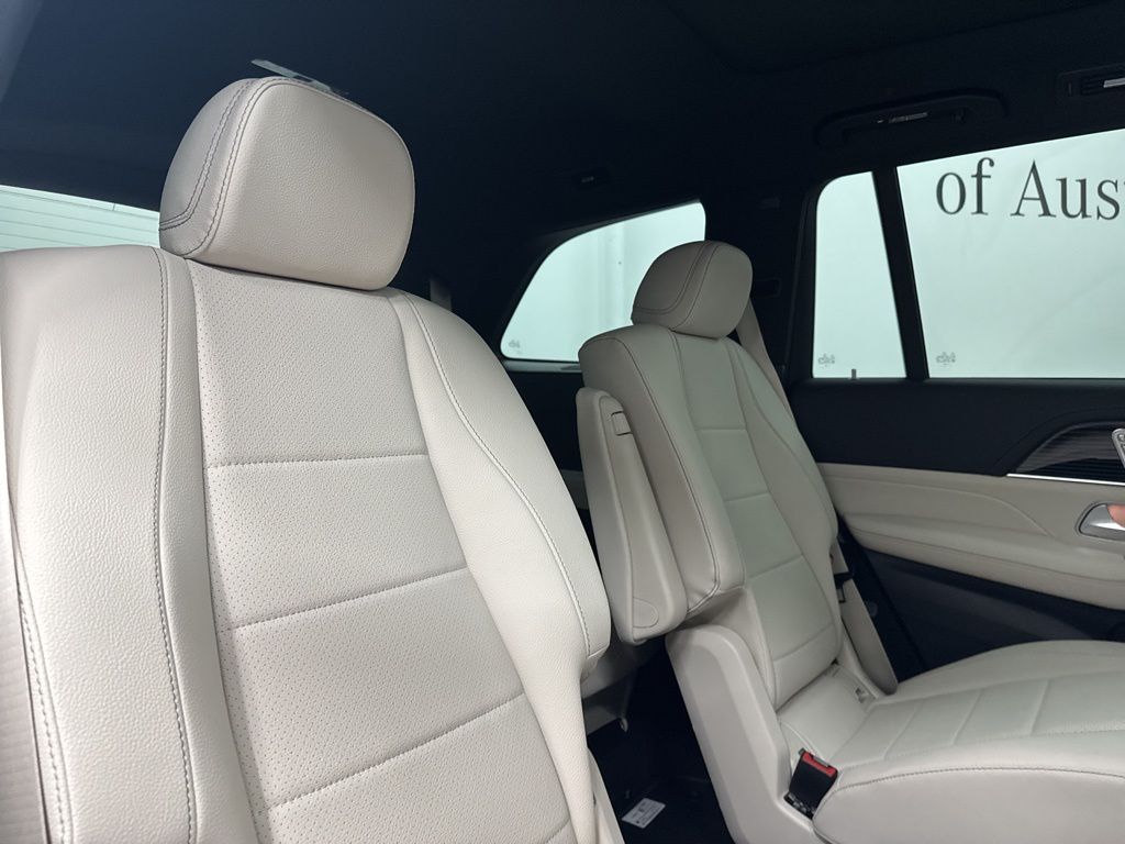 2026 Mercedes Benz GLS 450 4MATIC photo 25