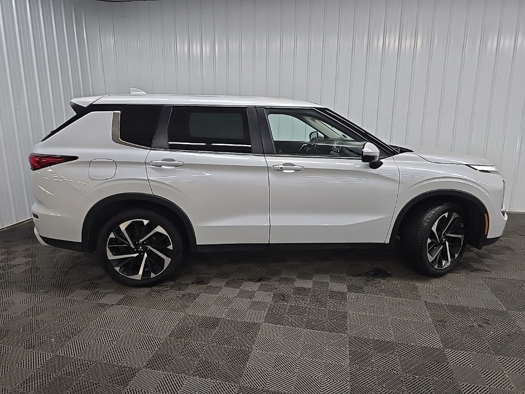 2022 Mitsubishi Outlander SE photo 2
