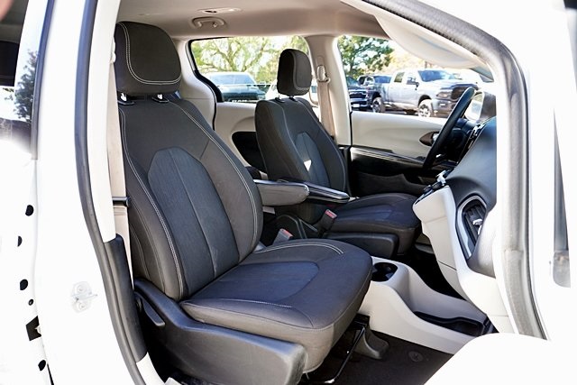 Used 2022 White Chrysler LX image 11