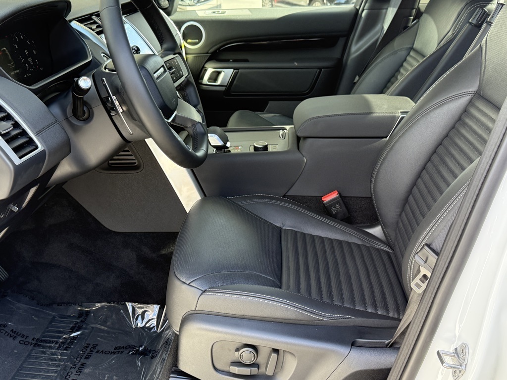 2025 Land Rover Discovery S photo 11