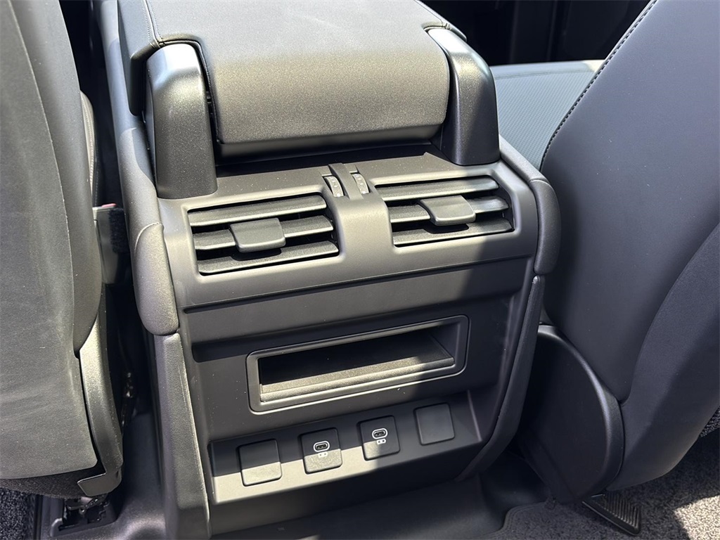 2025 Land Rover Defender 110 X-Dynamic SE photo 5