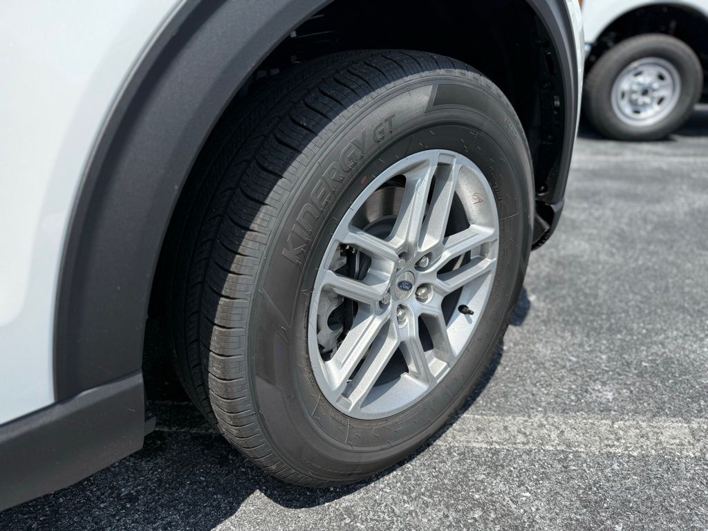 2025 Ford Explorer photo 2