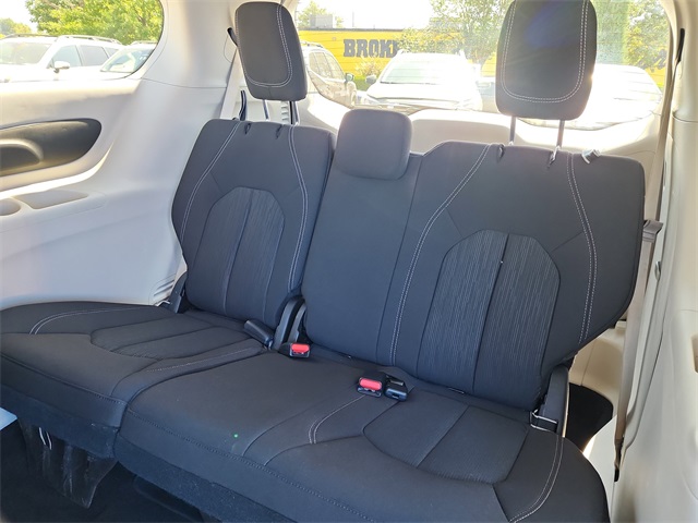 2022 Chrysler Voyager LX photo 13
