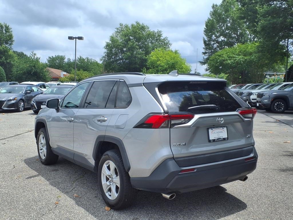2020 Toyota RAV4 XLE photo 3