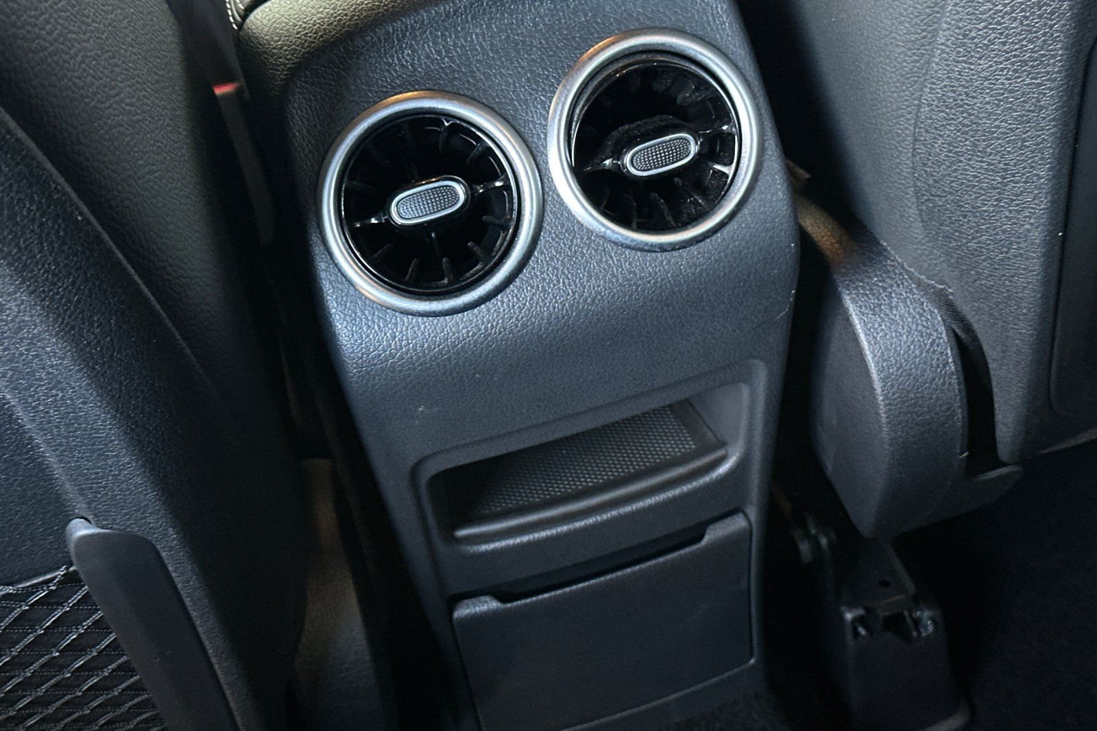 2022 Mercedes Benz GLB 250 photo 21
