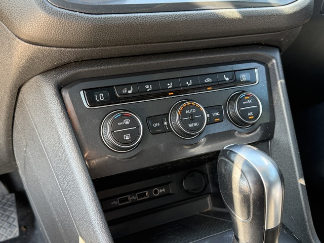 2020 Volkswagen Tiguan SEL photo 17