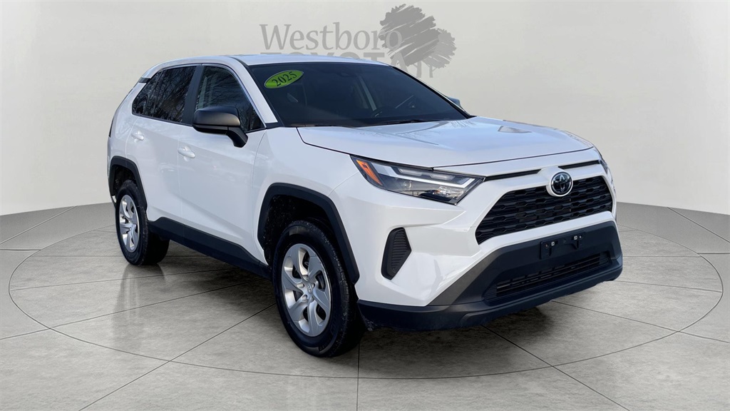 2025 Toyota RAV4 LE's photo