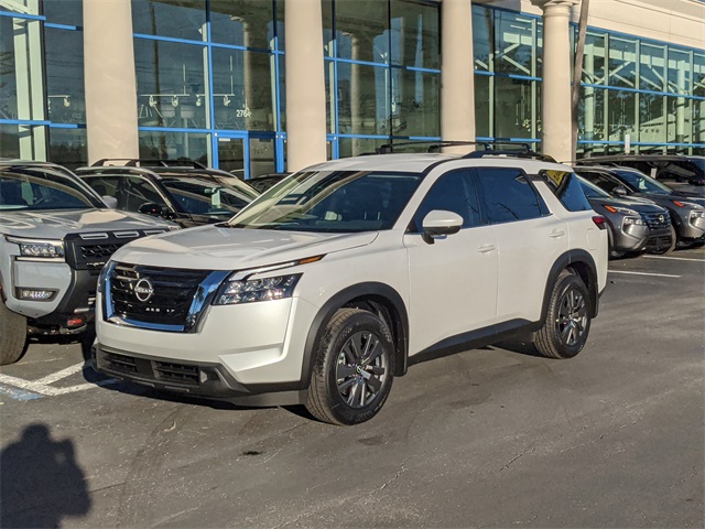 2025 Nissan Pathfinder SV photo 2