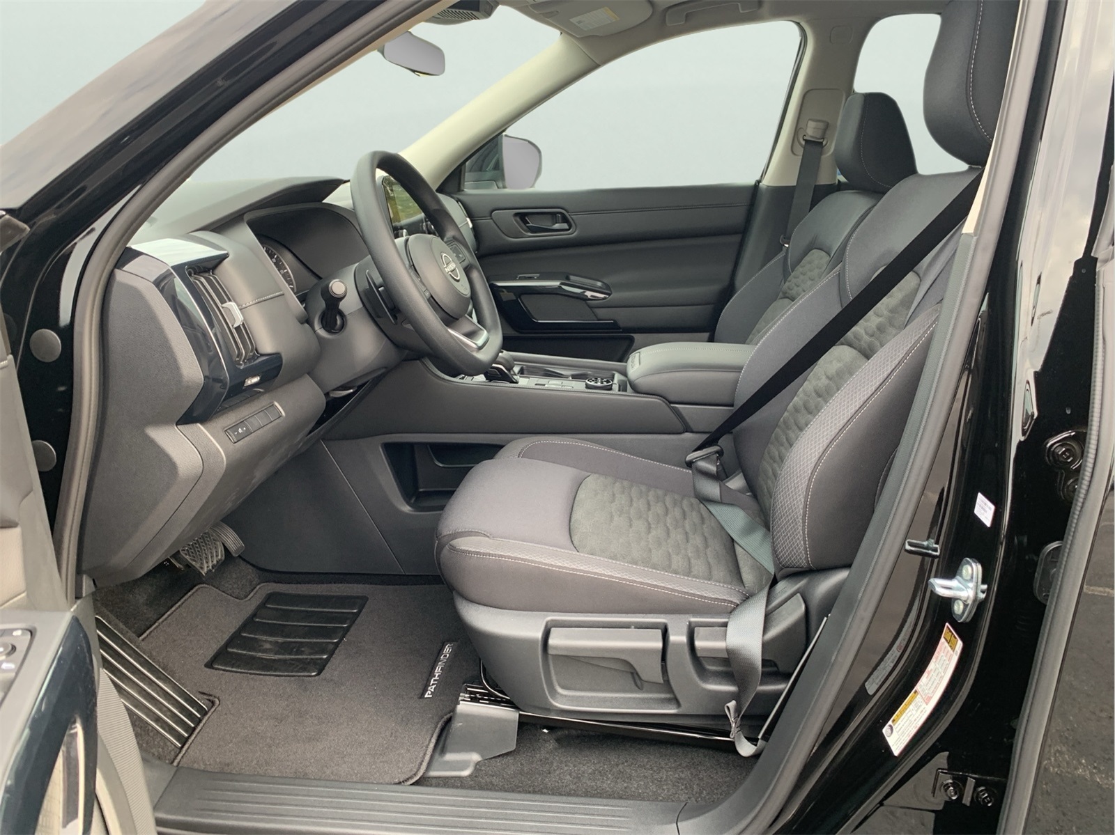 2025 Nissan Pathfinder S photo 4