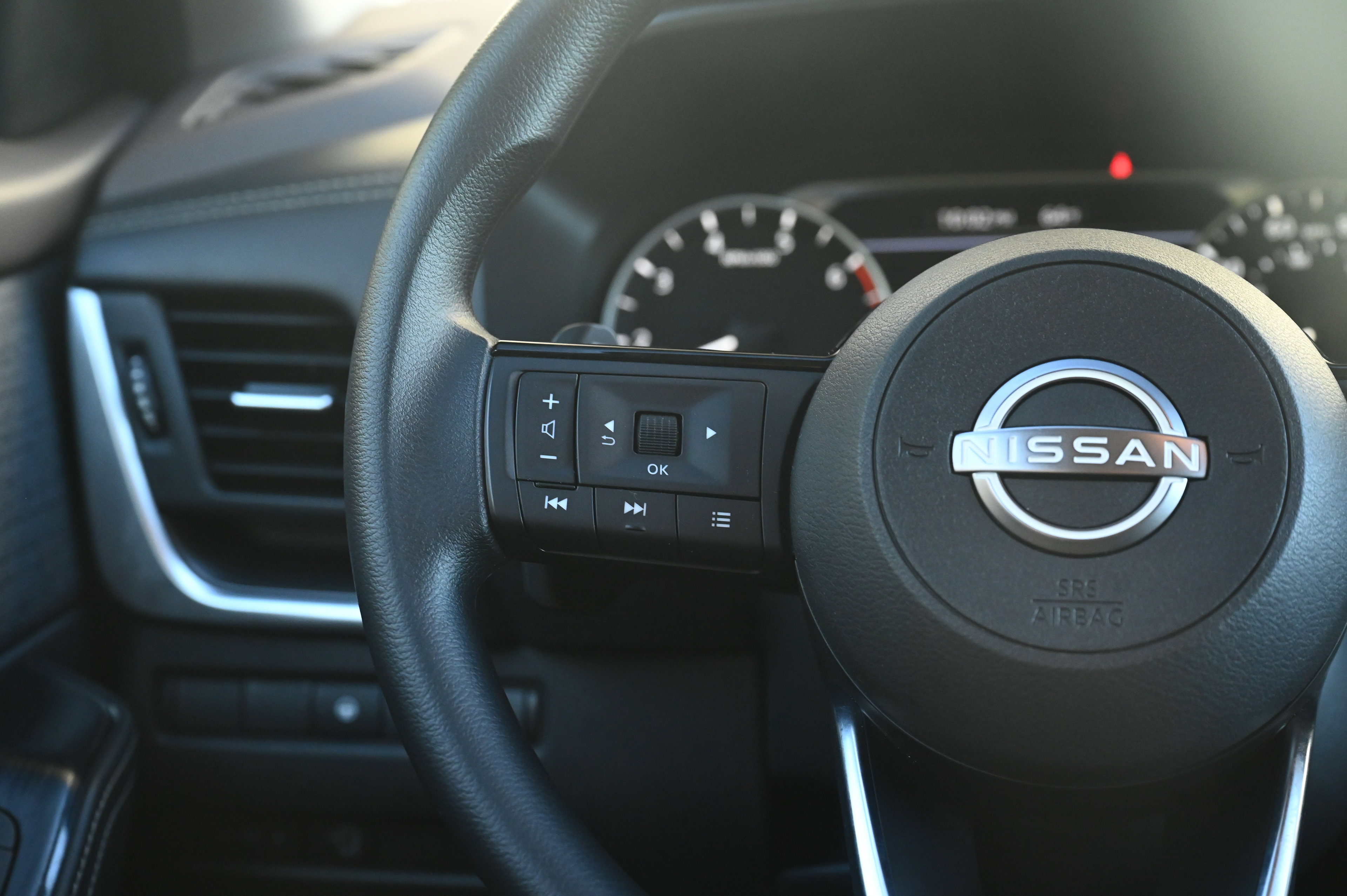 2023 Nissan Rogue SV photo 28