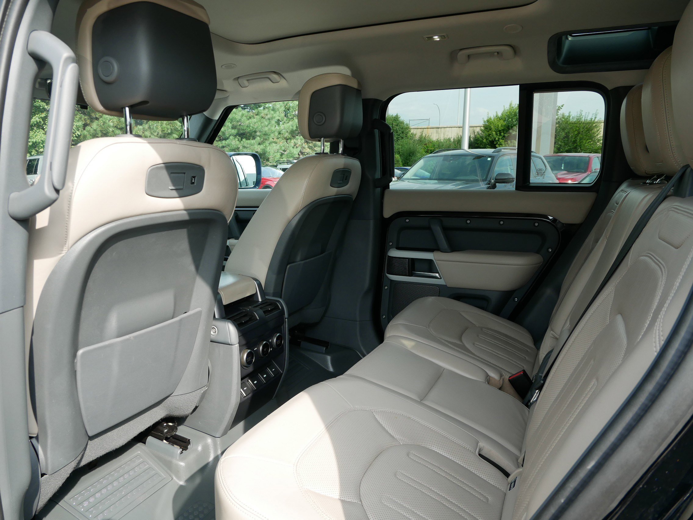 2020 Land Rover Defender HSE photo 14