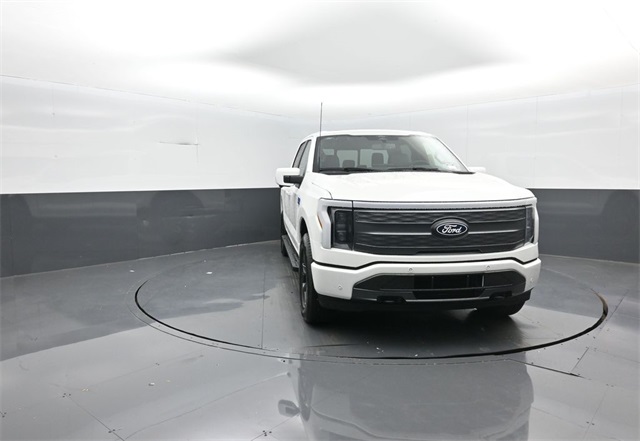 2025 Ford F-150 Lightning Lariat photo 2