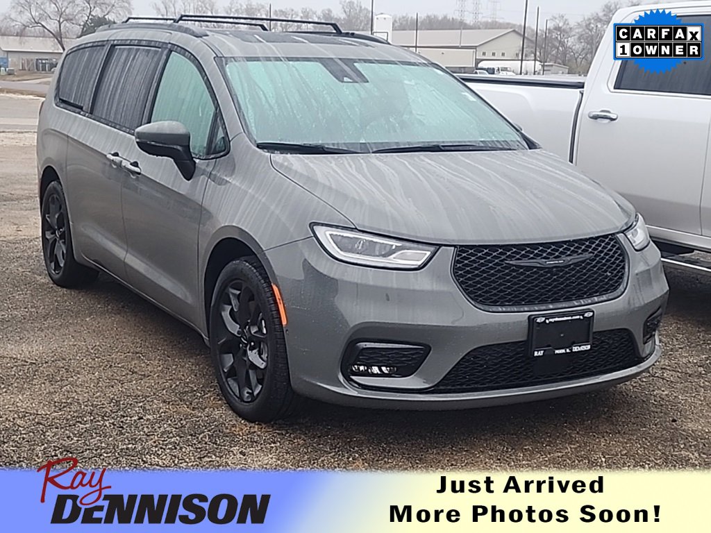 2023 Chrysler Pacifica Touring L's photo