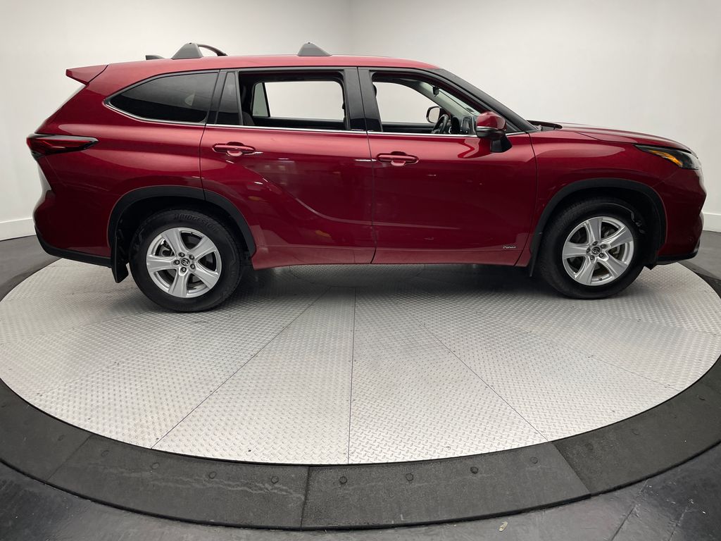 2022 Toyota Highlander Hybrid LE photo 4