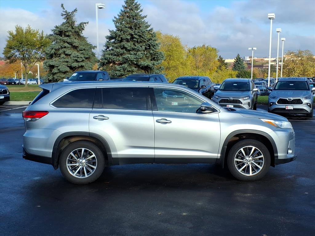 Used 2019 Toyota Highlander XLE with VIN 5TDJZRFH8KS565849 for sale in Burnsville, Minnesota