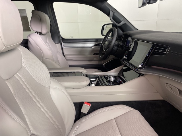 2025 Jeep Wagoneer L Series II photo 13