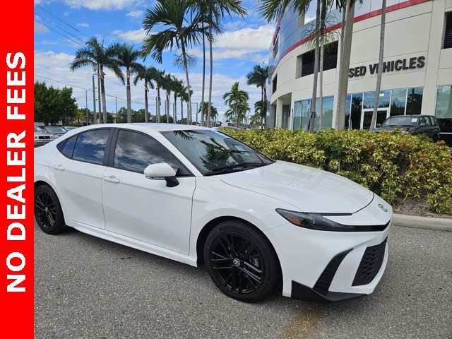 2025 Toyota Camry SE's photo