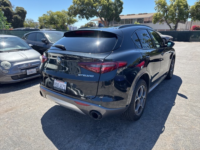 2022 Alfa Romeo Stelvio Ti photo 4