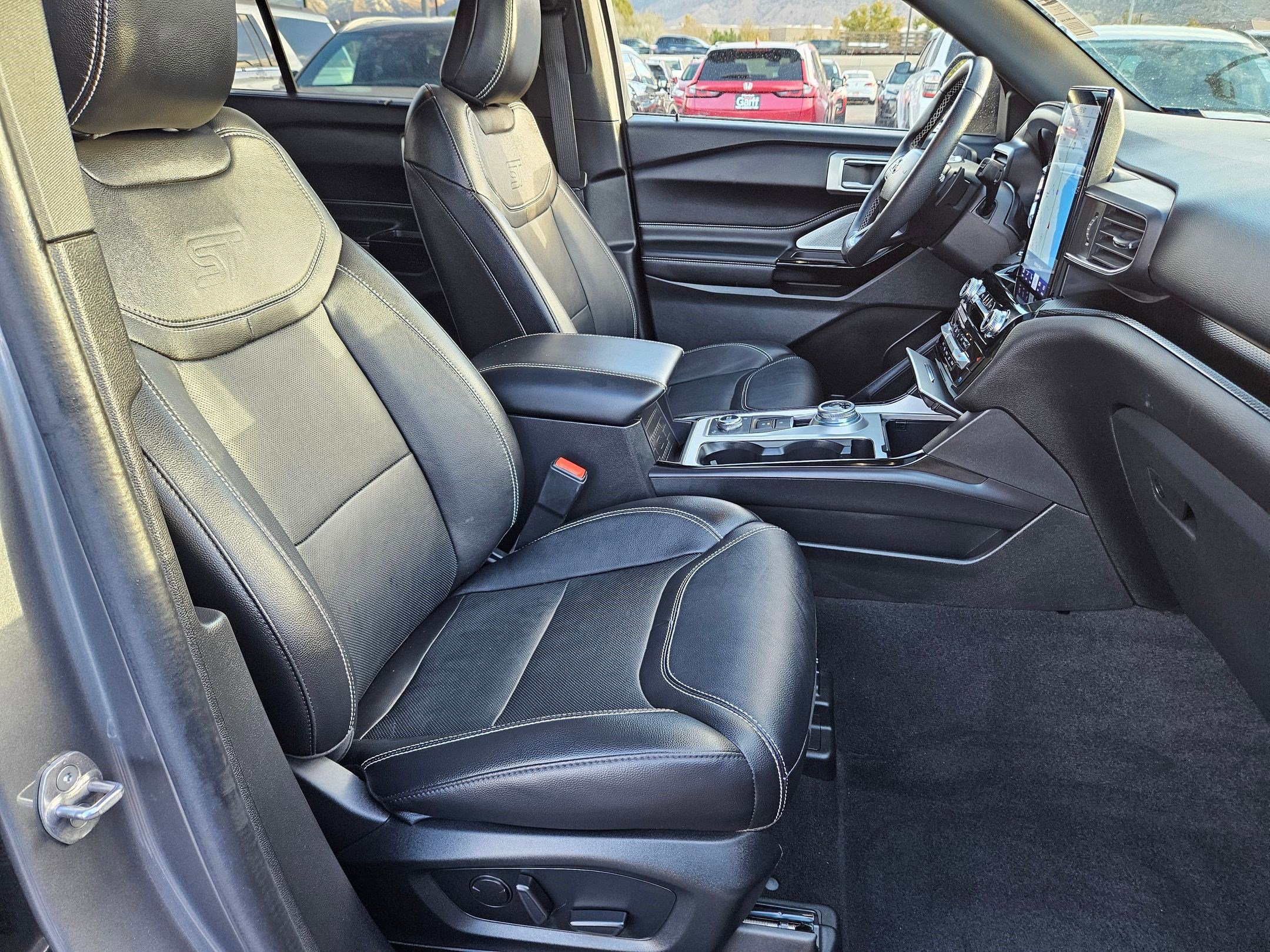 2023 Ford Explorer ST photo 30