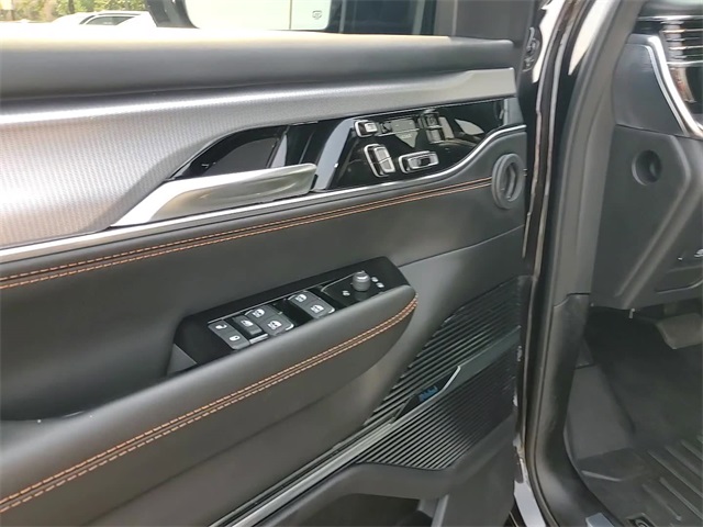 2023 Jeep Grand Wagoneer III photo 12