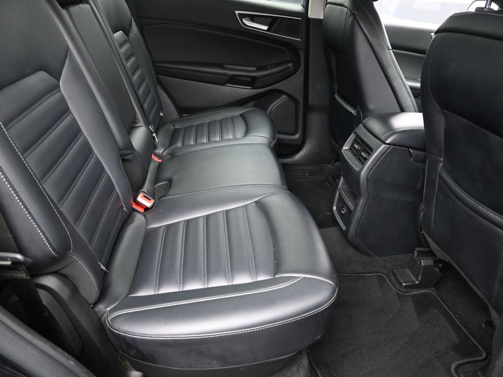 2022 Ford Edge SEL photo 6