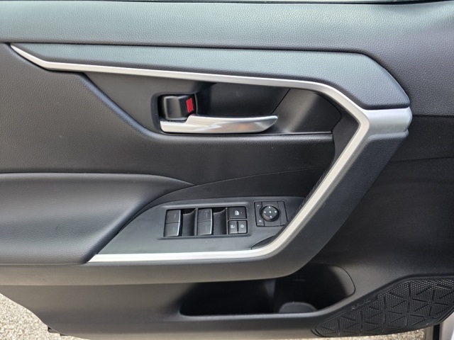 2024 Toyota RAV4 Hybrid XLE photo 9