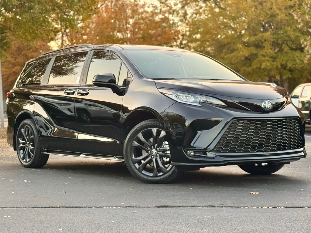 2025 Toyota Sienna XSE photo 2