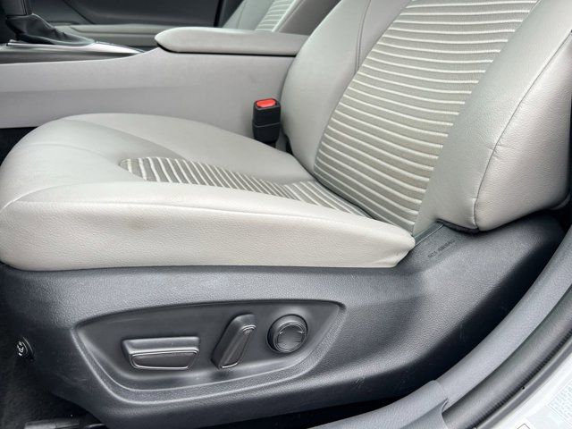 2023 Toyota Camry SE photo 4