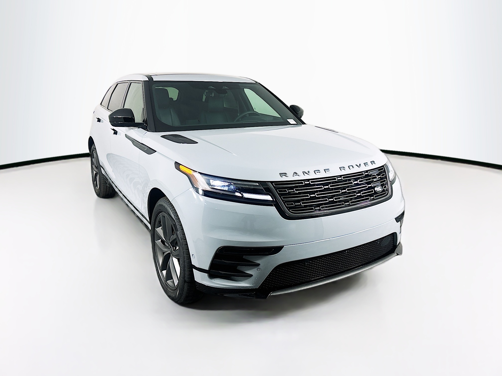 2026 Land Rover Range Rover Velar SE photo 3