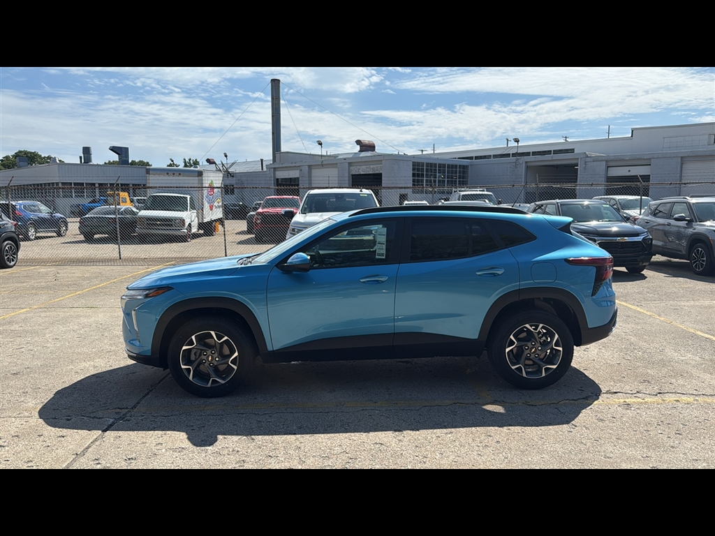 2025 Chevrolet Trax LT photo 2