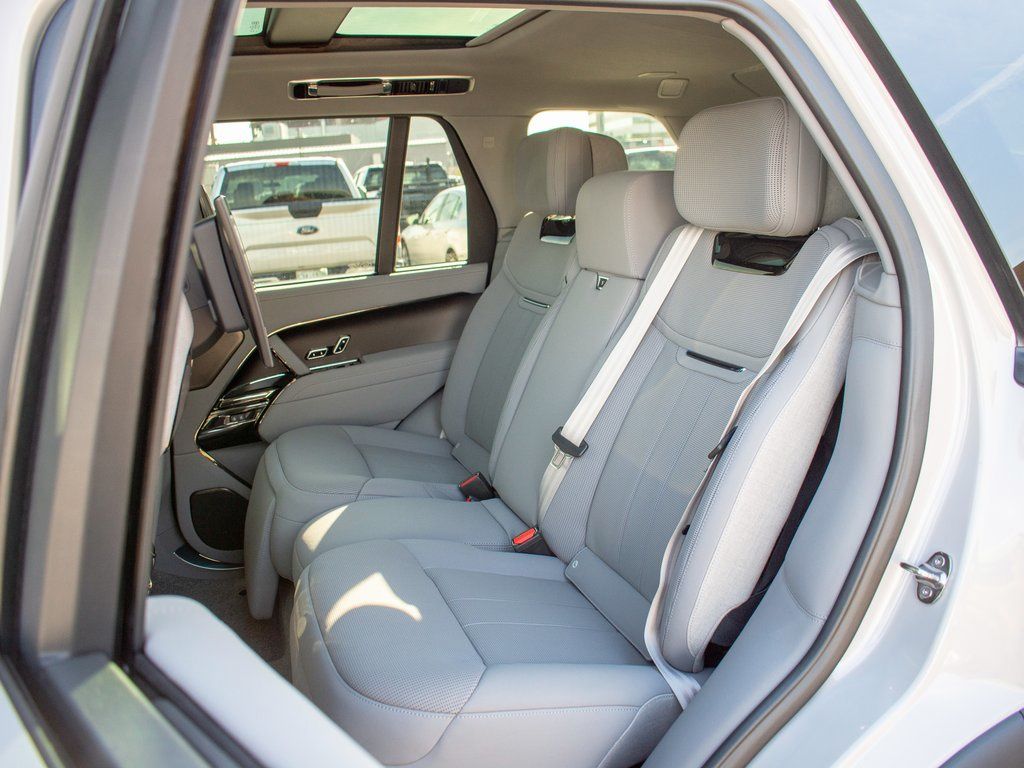 2025 Land Rover Range Rover SV photo 19