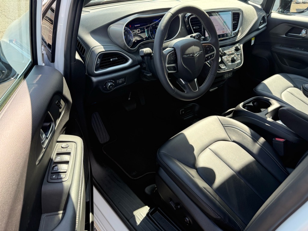 2025 Chrysler Pacifica photo 9